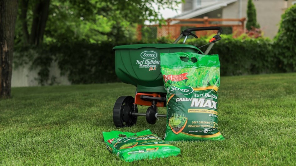 Scott's Turf Builder Green Max Lawn Fertilizer Lifestyle 2